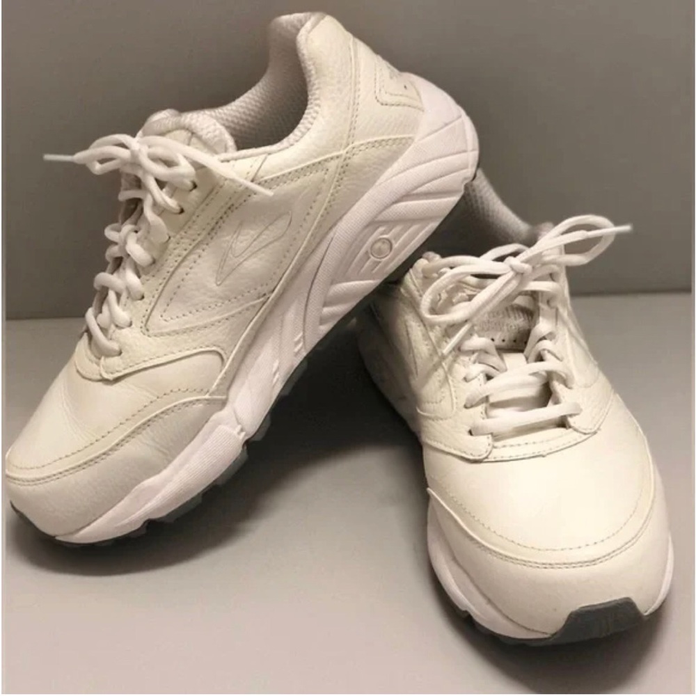 Brooks Addiction Walker White Sneakers Walking Shoes size 7.5 (extra wide 4E)